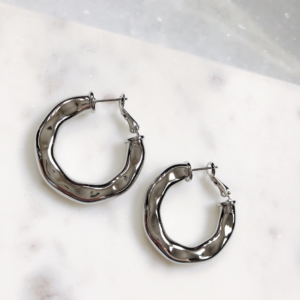 🆕Adella Metallic Hammered Gold Hoop Earrings - Picture 6 of 7
